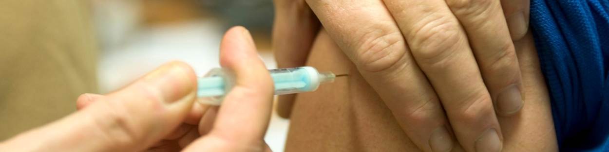 iemand krijgt injectie in arm