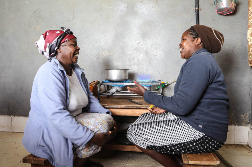 Vrouwen koken op biogas
