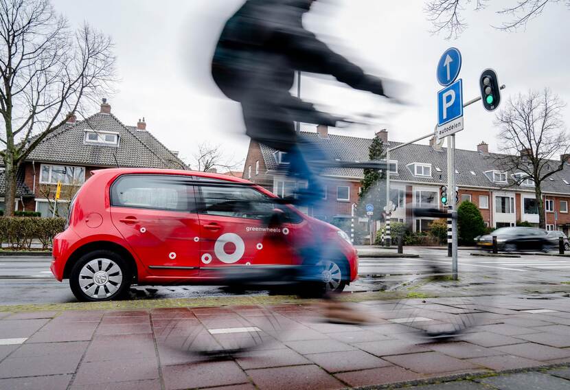 Fiets en auto in straat