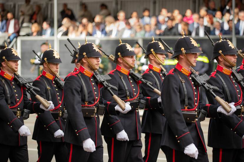 Een van de militaire eenheden in de koninklijke stoet.