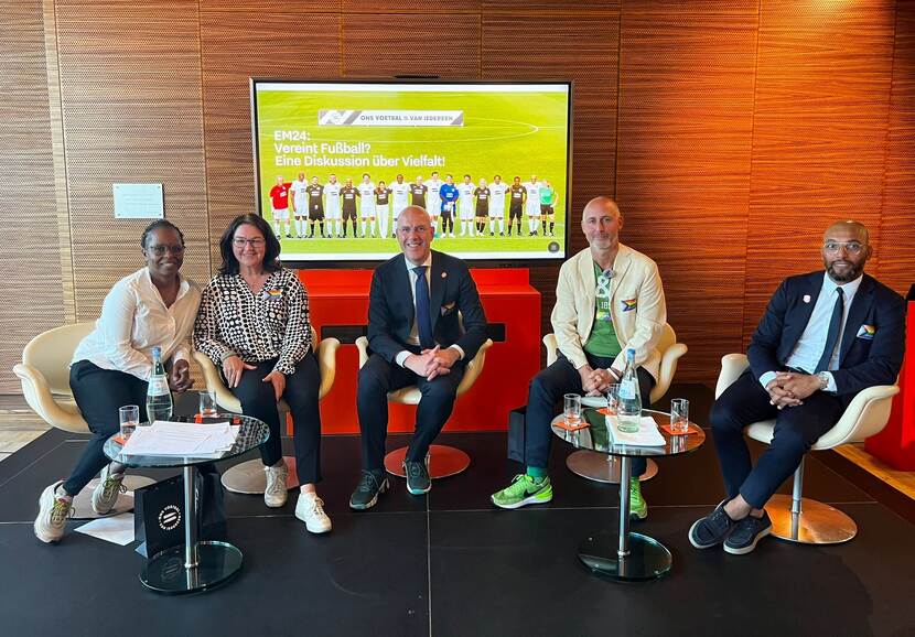 paneldiscussie met KNVB secretaris-generaal Gijs de Jong en zijn tegenhanger van de DFB (Duitse voetbalbond) Heike Ullrich