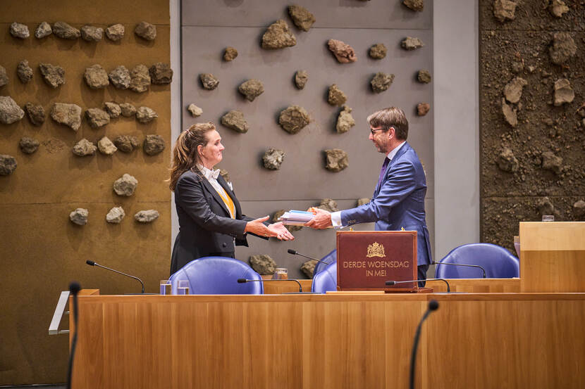 Overhandiging stukken bode Tweede Kamer