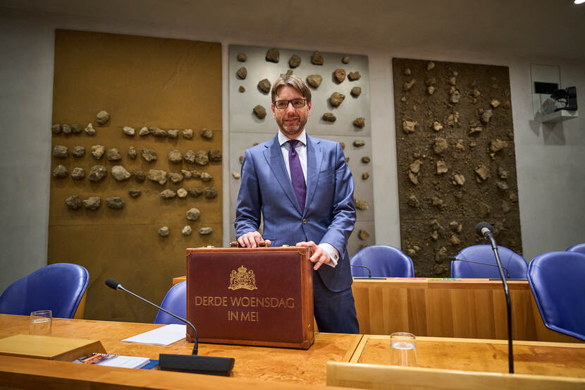 Minister Van Weyenberg met het koffertje